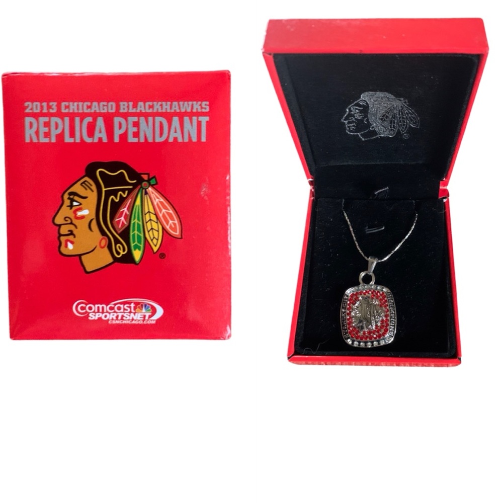 2013 NHL Chicago Blackhawks Stanley Cup Pendant Necklace W/ Original Case